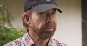 ‘Discurso cheio de ameaças e ofensas’: há 22 anos, Chuck Norris revelou detalhes chocantes de traumas com o pai viciado em álcool
