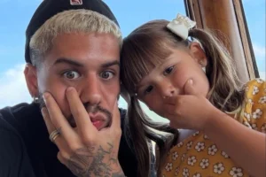 Zé Felipe surge tocando violão para a filha em momento fofo; veja vídeo