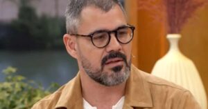 Juliano Cazarré expõe posicionamento político: ‘Pouquíssimos tem coragem’