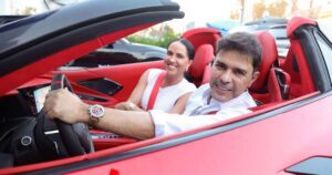 Zezé Di Camargo reúne parte da família em aniversário da neta e deixa festa em carro de luxo milionário. Fotos!