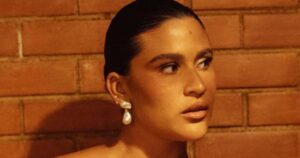 Filha de Flávia Alessandra chama atenção da web com look para evento de gala: ‘Não…’