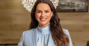 É grave? Ex-panicat Carol Dias é hospitalizada às pressas em São Paulo