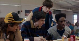 Ele cresceu! Aos 21 anos, ator de ‘Stranger Things’ assume novo namorado e declaração de amor agita a web: ‘Um mês de nós’