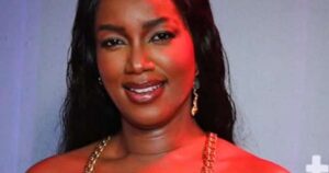 IZA surge desarrumada e faz reflexão rotina corrida: ‘Tá difícil’