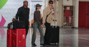 Apaixonados, Bruna Marquezine e Shawn Mendes são flagrados em aeroporto no Rio