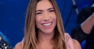 Impróprio? Público detona vestido de Patrícia Abravanel: ‘Que roupa é essa?’