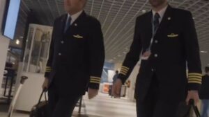 Aos 58 anos, rei se aposenta de profissão que exerceu em segredo por 30 anos