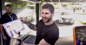 BBB 26: Jonas Sulzbach recebe diploma da 5ª série na Globo; veja fotos