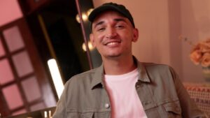 João Gomes surge de cabeça raspada e brinca: ‘É o Kuririn, é?’; veja antes e depois