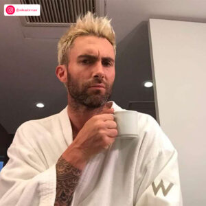 Confira um colírio de Adam Levine, vocalista do Maroon 5