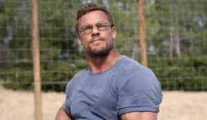 Alan Ritchson se pronuncia após espancar vizinho nos EUA