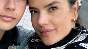 Tamanho do filho de Alessandra Ambrosio rouba a cena em foto rara: ‘Tá enorme’