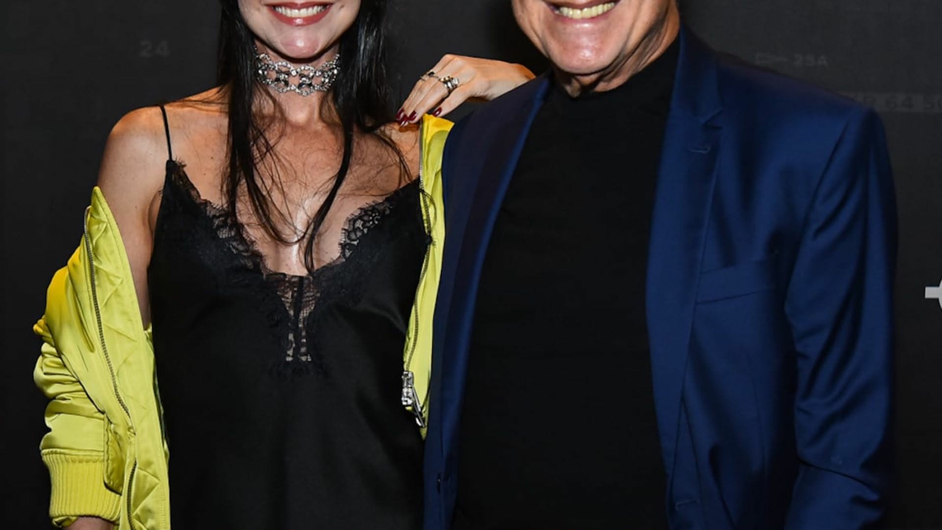 Aos 76 anos, ator faz rara aparição com a esposa 30 anos mais nova ...