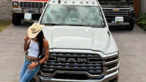 Aos 22 anos, cantora ostenta garagem dos sonhos com carros que passam de R$ 2 milhões