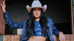 Ana Castela chama atenção ao montar a cavalo com acessório de luxo; veja vídeo