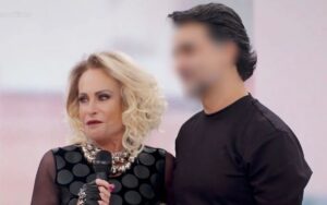 Marido bonitão de Ana Maria faz rara aparição na Globo e protagoniza beijão