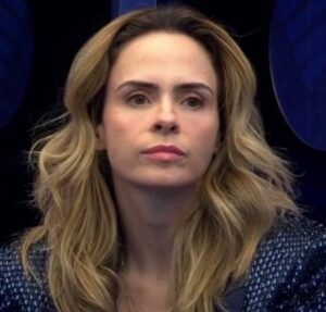 Irmã de Ana Paula Renault tranquiliza fãs após internação do pai: No quarto se recuperando