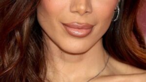 Dona de carreira de sucesso, cantora de 33 anos gere fortuna de meio bilhão e vive em mansão de R$ 11 milhões