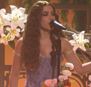 Anitta se torna a primeira artista brasileira a se apresentar no SNL; veja!