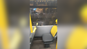 Dois homens soltam rojão em ônibus e são presos: veja o vídeo