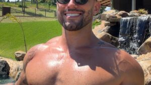 Aos 31 anos, ex-BBB chama atenção ao postar foto em seu sítio com praia artificial