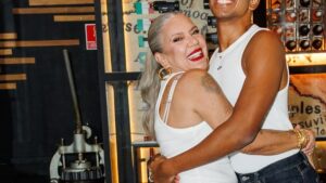 Tá enorme! Aos 17 anos, filho de Astrid Fontenelle surge bem mais alto do que a mãe em nova foto