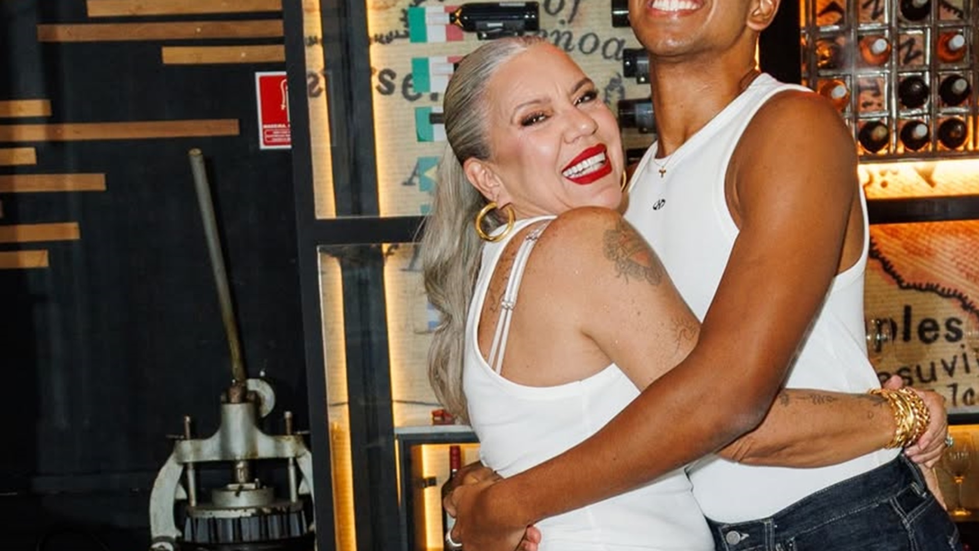 Tá enorme! Aos 17 anos, filho de Astrid Fontenelle surge bem mais alto do que a mãe em nova foto