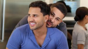 Carlinhos e Lucas chocam fãs com selinho em meio a rumores de volta