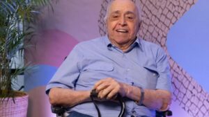 Mesmo internado, Mauro Mendonça comemora 95 anos e cena emociona
