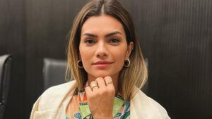 Irreconhecível? Kelly Key exibe fios brancos e reflete sobre maturidade