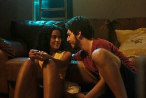 Bella Campos e João Vitor Silva estão no elenco do premiado ‘Cinco Tipos de Medo’