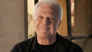 Aos 28 anos, filho de Pedro Bial e Giulia Gam rouba a cena em aparição: ‘Impecável esse rapaz’