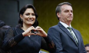 Michelle atualiza estado de saúde de Jair Bolsonaro após crises de soluço