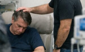 Carlos Bolsonaro encontra pai ‘apagado’ no hospital e vai aos prantos