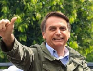 Bolsonaro tem benefícios reestabelecidos pelo TRF e garante carros oficiais mesmo estando preso; VEJA