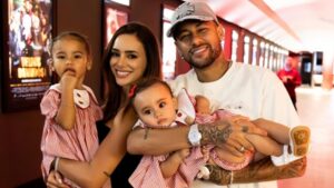 Aos 2 anos, filha de Neymar e Bruna Biancardi vive momento pela 1ª vez e mãe reflete: ‘Muito doido’