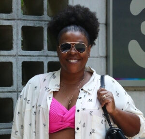 Cacau Protásio faz alerta após inflamação no olho: Não usem pomada capilar, elas podem cegar