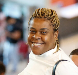 Cacau Protásio expõe reação inflamatória após uso de pomada de cabelo: – Não conseguia abrir o olho