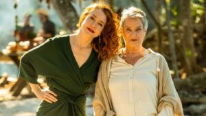 Aos 50, atriz já trabalhou como garçonete, atendente de hospital e desejava ser médica antes da fama