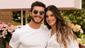 Detalhe rouba a cena em fotos de Camila Queiroz com a filha e o marido: ‘Coisa mais fofa’