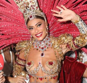 Juliana Paes anuncia que não seguirá como Rainha de Bateria da Viradouro