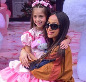 Zoe, filha de Sabrina Sato encanta ao surgir usando salto e maquiagem