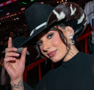 Recém-habilitada, Ana Castela se diverte com dificuldade para dirigir trator: Calma