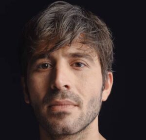 De dentro da cadeira, Celebi continua com suas armações e ameaças contra Cemre e promete vingança. Confira o que vai rolar nesta segunda-feira em Chamas do Destino