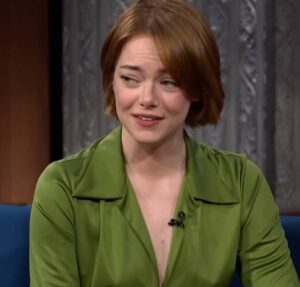 Emma Stone, Nicole Kidman, Demi Moore e mais famosas marcam presença no tapete vermelho do Oscar 2026; veja os looks