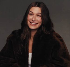 Hailey Bieber compartilha filho reagindo aos bastidores do show de Justin Bieber no Coachella 2026