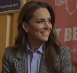 Kate Middleton faz rara menção ao seu diagnóstico de câncer durante visita em cervejaria