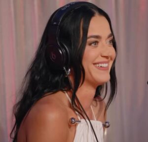 Ao lado do namorado, Katy Perry se diverte em show de Justin Bieber no Coachella 2026