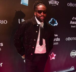 Lázaro Ramos comemora por estar perto do palco do Oscar 2026 e ao lado de Bruna Marquezine