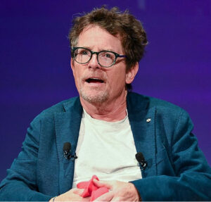 Michael J. Fox tranquiliza fãs, garantindo que está bem, após vídeo em sua homenagem